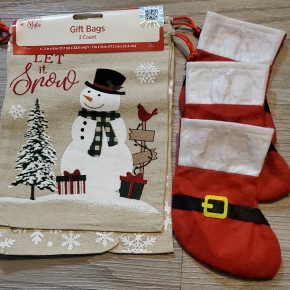 Holiday Gift Set- 2 Snowman Gift Bags & 3 Mini Stockings - Picture 1 of 4